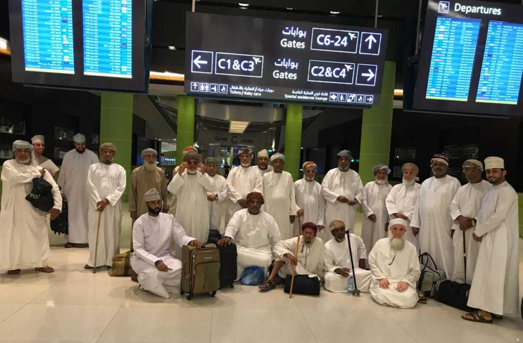 مجموعة من كبار السن في مطار مسقط استعداد للسفر في رحلة ترفيهية من تنظيم جمعية إحسان فرع الداخلية